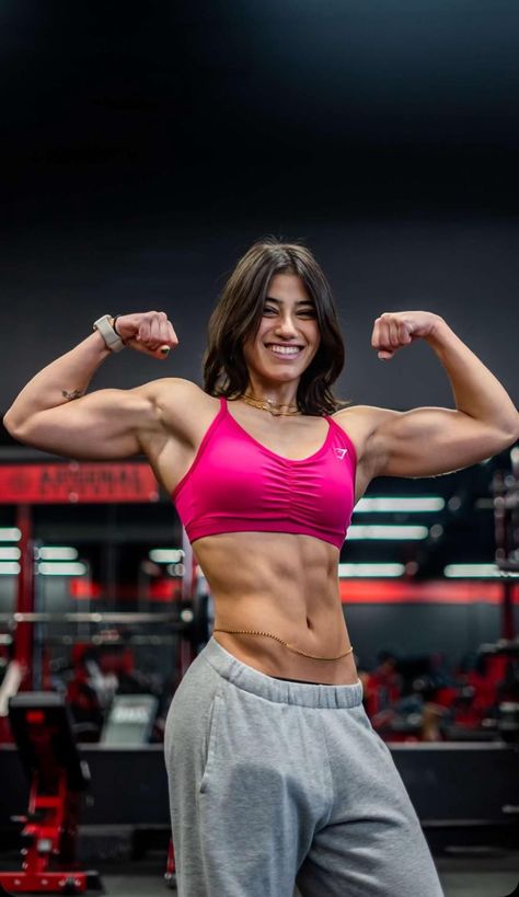 Sara Safari, Victory Pose, Brown Hair Blue Eyes, Sport Inspiration, Instagram Handle, Muscle Girls, Calvin Klein Women, Strong Girls, Net Worth