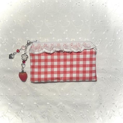 strawberry picnic coin purse 🍓 shop on instagram for... - Depop Cute Small Diy Gifts, Gifts Crafts Ideas, Bags Ideas Design, Sew Small Purse, Simple Things To Sew For Beginners, Sewing Coin Purse, Sewing Projects Bags, Aesthetic Pouches, Free Sewing Bag Patterns