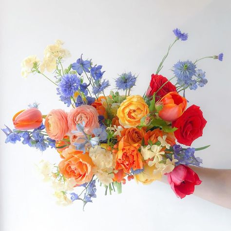 Millie Rochon — Floral Design в Instagram: «Shayna’s colorful bridal bouquet. 💙» Wedding Bouquet Modern, Orange And Pink Wedding, Colorful Bridal Bouquet, Orange Bouquets, Modern Wedding Flowers, Spring Wedding Bouquet, Iconic Weddings, Lily Allen, Spring Bouquet