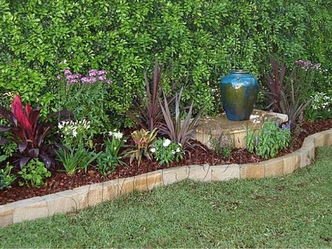 37 Creative Lawn Garden Edging Ideas, Designs & latest Trends Garden Edging Ideas Australia, Backyard Edging, Lawn Edging Ideas, Tall Raised Garden Beds, Sandstone Garden, Flower Garden Borders, Garden Border Edging, Landscape Curbing, Decoration Shabby