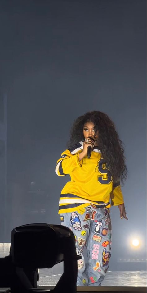 Sza Singer Outfits, Sza Outfits Stage, Sza Singer Halloween Costume, Iconic Sza Outfits, Sza Style Street, Sza Body 2023, Sza Wallpapers Aesthetic, Sza Outfits Street Styles, Sza Aesthetic Clothes