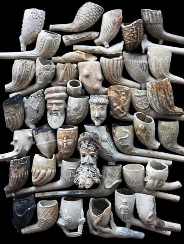 Vieilles pipes en grès trouvées dans la Tamise | Antique clay smoking pipes, Thames River finds. Mudlarking Thames, Clay Pipes, Thames River, Vintage Pipes, Sculptures Céramiques, Pipes And Cigars, Sea Pottery, River Thames, Land Art