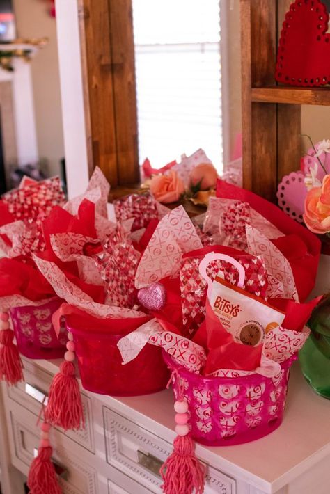 Gift Ideas Valentines Day, Kids Valentine Party, Gift Ideas Valentines, Galentines Day Ideas, Valentines Brunch, Valentines Gift Ideas, Valentines Birthday Party, Ideas Valentines Day, Adult Valentines