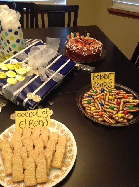 Hobbit party theme snacks. Lotr Food Recipe, Nerdy Snacks, Lord Of The Rings Themed Snacks, The Hobbit Themed Food, Hobbit Themed Snacks, The Hobbit Party Decorations, Lord Of The Rings Snacks Food Ideas, Lotr Graduation Party, Lotr Snacks