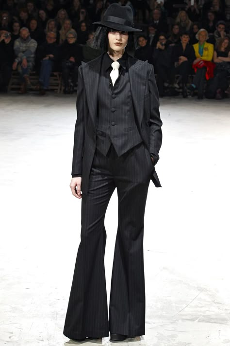 Yoji Yamamoto, Japanese Fashion Designers, Women Wearing Ties, Woman In Suit, Woman Suit Fashion, Androgynous Fashion, Yohji Yamamoto, Dark Fashion, Suit Fashion