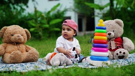 Baby putdoor photoshoot Couple With Daughter, Outdoor Baby Photoshoot, Pre Birthday Photoshoot, Cherry Photoshoot, Apple Photoshoot, Lace Saree Designs, Pre Birthday Shoot, 1 Year Photoshoot, First Birthday Shoot