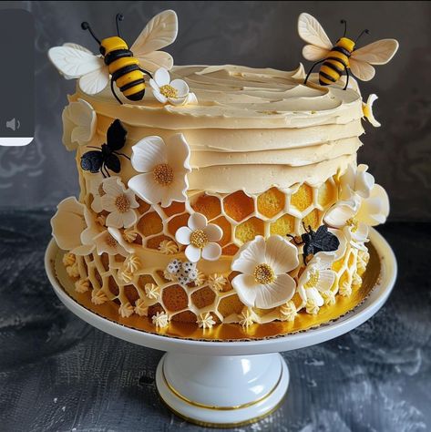 Queen Bee Cake Ideas, Bee Theme Cake Pops, Birthday Snack Ideas For Adults, Honeycomb Cake Design, Bee Themed Wedding Cake, Creative Cake Ideas Unique, Honey Themed Cake, Cow Cake Design, August Birthday Cake Ideas