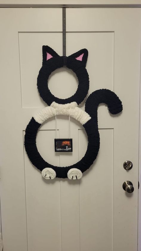 Cat Wreaths For Front Door Diy, Cat Wreath Diy, Cat Wreaths For Front Door, Cat Wreaths, Senior Crafts, Cat Wreath, Pet Wreath, Yarn Patterns, Wreath Project