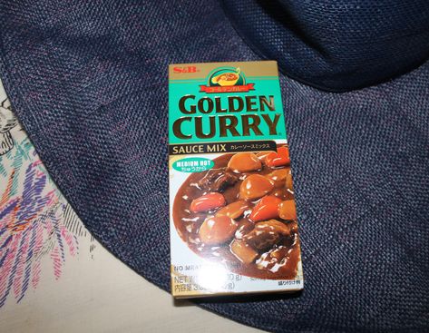 I absolutely love Japanese food and one of my favorites is Japanese curry. What makes it even better is that it is sooooo easy to make! I have grown to love cooking, but I LOVE eating, so the easie… Vegetarian Japanese Curry, Chicken Curry Crockpot, Japanese Beef Curry, Crock Pot Ideas, Crock Pot Curry, Slow Cooker Curry Recipes, Japanese Chicken Curry, Vegetarian Japanese, Golden Curry