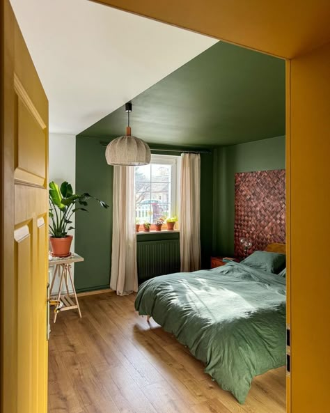 Colored Ceiling Bedroom, Warm Bedroom Colors, Maximalist Bedrooms, Interior Paint Schemes, Colorful Studio, Lady Lounge, Dream Lounge, Paint Accents, Loft Extension