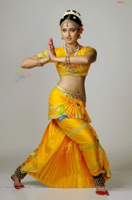 chandramukhi | Mallu Hot Actress: Anushka Hot as Chandramukhi in Nagavalli Movie Bharatanatyam Dancer, Indian Classical Dancer, Bharatanatyam Poses, Dance Of India, Fancy Dress Halloween Costumes, Indian Women Painting, Indian Classical Dance, Dance Photography Poses, Anushka Shetty