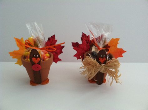 Thanksgiving Turkey Crafts, Kid Friendly Thanksgiving, Thanksgiving Turkey Craft, Thanksgiving Favors, Turkey Pot, Thanksgiving Projects, Turkey Crafts, Terra Cotta Pot Crafts, Thanksgiving Decorations Diy