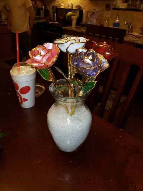 My husband gets me a gold dipped rose every Valentine's day. I hate just having them lay in the china cabinet. So i got sand and a vase and stood them in it!! Rose Gold Vase With Flowers, Wilted Rose Necklace, Rose In Glass Dome, Gold Dipped Rose, Vase With Pink Roses Van Gogh, Gold Dipped, Christmas Bulbs, Valentines Day, Valentines