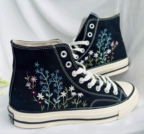 Cool Converse Embroidery, Navy Blue Converse Embroidered, Embroidered Black Converse, Black Converse Embroidery, Custom Black Converse, Shoe Embroidery Ideas, Converse Embroidery Ideas, 1970s Sneakers, Boty Converse