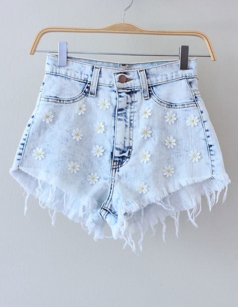 Daisy Shorts, Painted Clothes, Baggy Pants, Really Cute Outfits, Girls Fashion Clothes, Teen Fashion Outfits, Cute Casual Outfits, Outfits For Teens, Jeans Shorts