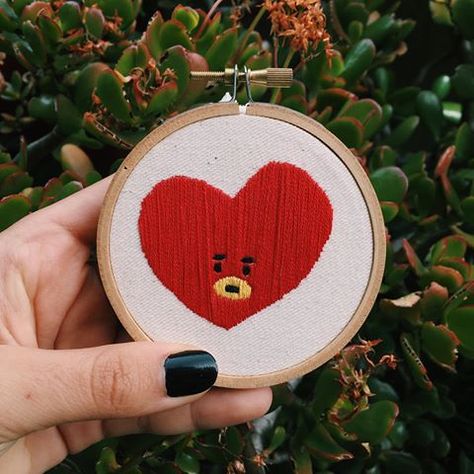 jasmine ! (@taretae) • Fotos y videos de Instagram Bt21 Embroidery Patterns, Bt21 Embroidery, Diy Easy Embroidery, Bts Embroidery, Embroider Ideas, Simple Hand Embroidery Patterns, Bts Bt21, Diy Embroidery Patterns, Hand Embroidery Projects