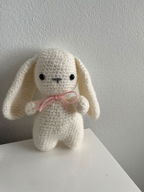 Learn the art of amigurumi with our easy patterns for beginners! Start crocheting your own adorable plushies today. Let's create something wonderful! 🧵🐻 Kitting Ideas Aesthetic, Aethstetic Crochet, Crochet With Mahum, Crotecht Aesthetic, Chroceting Aesthetic, Start Crocheting, Twin Halloween, Amigurumi For Beginners, Cow Toys