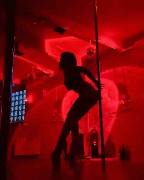 Dancer Lifestyle, Dance Aesthetic, Pole Art, Pole Dancing Fitness, Clubbing Aesthetic, Dancing Aesthetic, Pole Fitness, Foto Art, Pole Dance