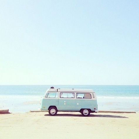 Here you see my dream car! I wish I could just take my friends and drive away on a read trip. Vintage Photography Inspiration, Volkswagon Van, Vintage Road Trip, Beach Road Trip, Volkswagen Van, Combi Volkswagen, Road Trip Car, Volkswagen Camper, Combi Vw