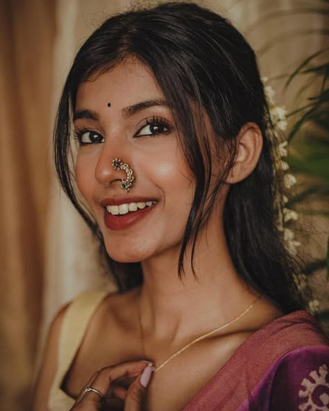 Indian Traditional Vintage Photoshoot, Self Portrait Mansi Ugale, Indian Make Up Aesthetic, Mansi Ugale Aesthetic, Old Women Picture, Retro Day Outfits, Photo Shoot Ideas Aesthetic, Mansi Ugale, Traditional Portrait