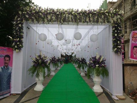 Wedding Door Decorations, Flower Gate, Hindu Wedding Decorations, Indian Wedding Decorations Receptions, Simple Stage Decorations, Gate Decoration, Garland Wedding Decor, Wedding Doors, Wedding Background Decoration