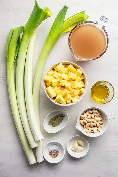 This leek and potato soup recipe is creamy, hearty, takes only 40 minutes, and is 100% vegan Vegan Leek And Potato Soup, Leek And Potato Soup Recipe, Vegan Potato Leek Soup, Leek And Potato Soup, Leek And Potato, Healthy Plant Based Recipes, Simply Quinoa, Potato Leek Soup, Leek Soup