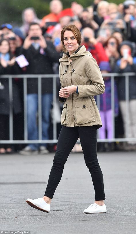 Since opting for a pair of Superga sneakers for her trip to Canada in October 2016 The Duc... Kate Middleton Casual Style, Casual Kate Middleton, Moda Kate Middleton, Kate Middleton Stil, Casual Winter Outfits For Women, Princess Kate Style, Kate Middleton Style Outfits, Winter Outfits For Women, Looks Kate Middleton