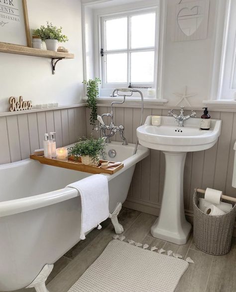 Modern Country Bathroom, Country Style Bathrooms, Tranquil Bathroom, Cottage Bathroom Ideas, Cream Bathroom, Bathroom Paneling, New House Bathroom, Wall Decoration Ideas, Cottage Bathroom