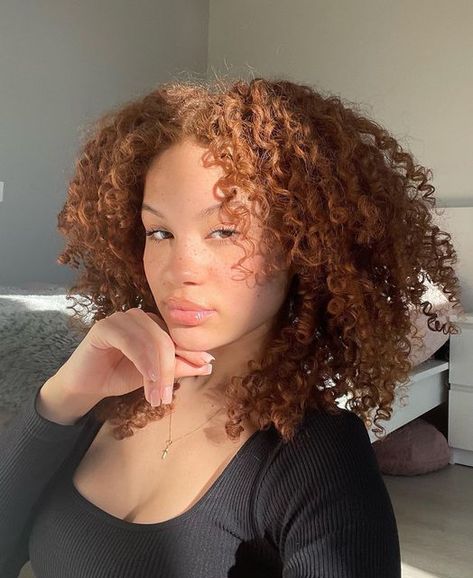 Chérise Melaan. on Instagram: "Good intentions 🤍" Bronze Copper Hair, Curly Hair Model, Curl Secret, Good Intentions, Curly Girl Hairstyles, Defined Curls, Face Card, Copper Hair, Hair Reference