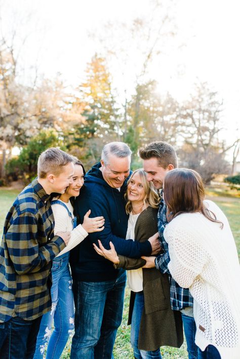 Photography Poses Family Of Four, Adult Family Poses, Adult Family Photos, Big Family Photos, Extended Family Photos, Large Family Photos, Winter Family Photos, Poses Family, Family Photoshoot Poses