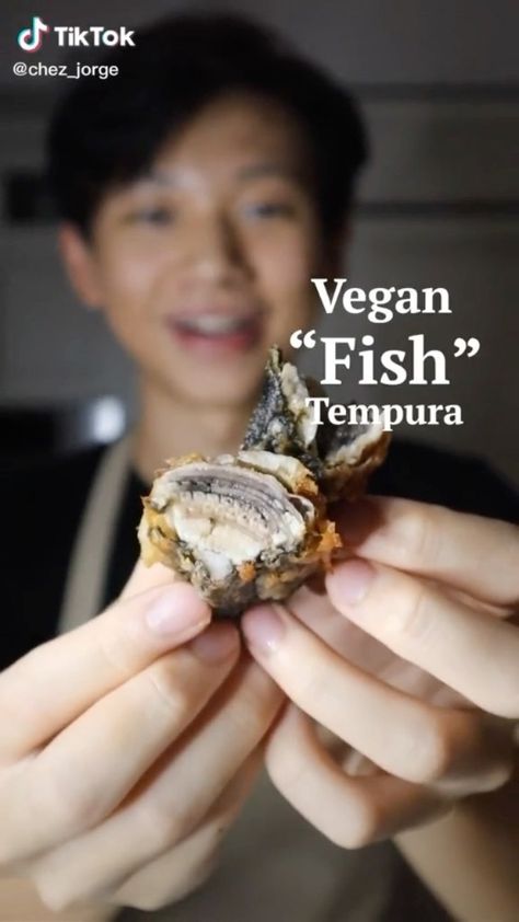 vegnews on Instagram: We can’t wait to try this innovative way to make vegan fish from banana blossoms as shown by @chez.jorge! Have you tried it? Let us know! 🎥… Chez Jorge, Resep Vegan, Banana Blossom, Vegan Fish, Vegan Bodybuilding, Sweet Meat, Vegan Sandwich, Food Vids, Vegan Pasta