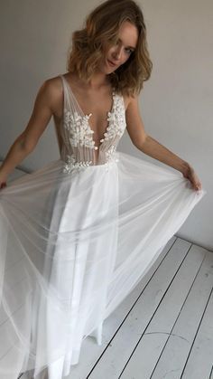 Beach Formal Attire, Dream Wedding Dresses Lace, Anna Campbell Wedding Dress, Wedding Dress Black, Train Light, Dress Train, Wedding Dress Chiffon, Fit And Flare Wedding Dress, Wedding Dress Train