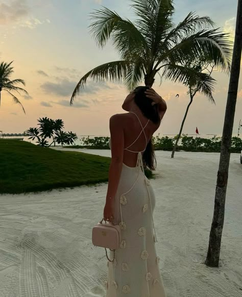 Long White Dress Beach, Vision Board Photos Pictures Fashion, Photo Ideas In Dubai, Holiday Pics Ideas, Maldives Pictures Ideas, Dubai Aesthetic Outfits, Holiday Instagram Pictures, Dubai Summer Outfits, Classy Beach Outfit