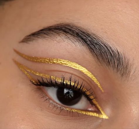 Golden Eyeliner, Egypt Makeup, Egyptian Eye Makeup, Silver Eyeliner, Egyptian Makeup, Metallic Eyeliner, Maquillage On Fleek, Gold Eyeliner, Gold Makeup Looks