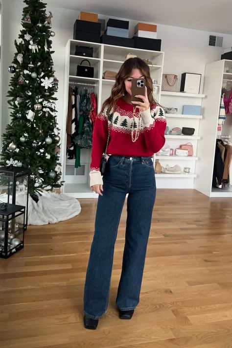 Christmas Outfit Green Pants, Christmas Ugly Sweater Outfits, Festive Casual Attire, Simple Christmas Party Outfits, 90s Christmas Outfit, Outfit Posada, Ugly Sweater Outfit, Office Christmas Party Outfit, Navidad Outfit