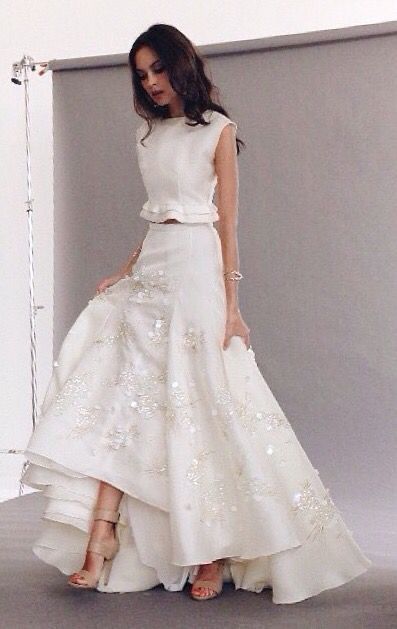 Skirt And Top For Wedding, Two Piece Dress Formal, White Dress Classy, White Dress Formal, Two Piece Gown, Looks Party, Cooler Look, فستان سهرة, Looks Street Style