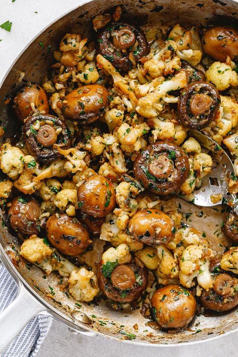 Garlic Butter Mushrooms Cauliflower Skillet - #cauliflower #mushroom #recipe #eatwell101 - This mushroom and cauliflower recipe is super nourishing and easy to whip up - #recipe by #eatwell101 Mushroom And Cauliflower, Cauliflower Skillet, Butter Mushrooms, Cauliflower Mushroom, Fall Party Food, Garlic Butter Mushrooms, Mushroom Recipe, Cauliflower Recipe, Garlic Mushrooms