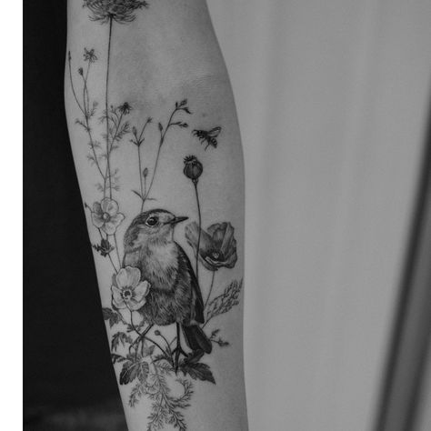 Madlyne van Looy Tattoo & Art (@madlynevanlooy) • Instagram photos and videos Woodland Forest Tattoo, Meadow Lark Tattoo, English Garden Tattoo, Naturalistic Tattoos, Bird And Tree Tattoo, Woodland Animal Tattoo, Wild Life Tattoos, Forest Animal Tattoo, Yosemite Tattoo