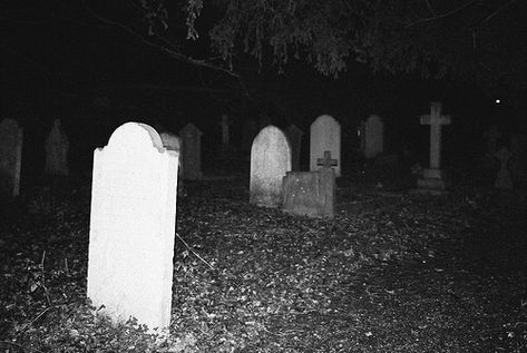 Tombstone Aesthetic, Graveyard At Night, Ghost Graveyard, Gothic Cemetery, Ghost Walk, Halloween Wallpaper Iphone Backgrounds, Grunge Pictures, Halloween Wallpaper Iphone, Gothic Aesthetic