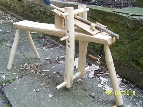 A shave horse Shave Horse, Shaving Horse, Awesome Woodworking Ideas, Woodworking Storage, Green Woodworking, Woodworking Box, Woodworking Toys, Woodworking Joinery, Woodworking Joints