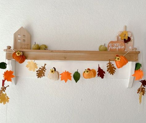 Felt Autumn Leaves, Felt Autumn Garland, Autumn Felt Garland, Felt Autumn Decorations, Simple Fall Wreaths For Front Door, Autumn Crafts For Adults, Autumn Bunting, Felt Christmas Garland, Fall Leaves Garland