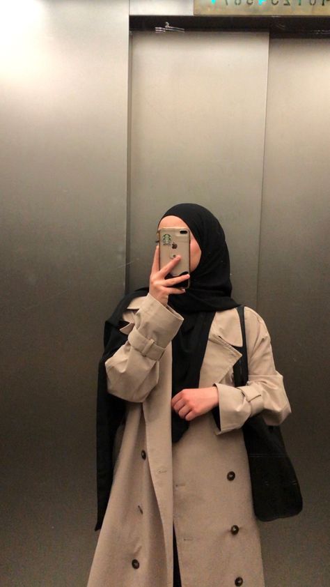 Hijab Fashion University, Hijab Style For University, Abaya For University, Abaya Uni Outfits, Modest Hijabi University Outfits, Beige Trench Coat Outfit Hijab, Hijabi Selfie Aesthetic, Modest Hijab Fashion, Hijab Abaya Outfits