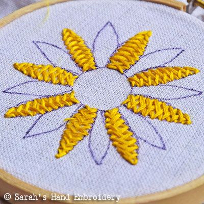 Flower embroidery : Closed Herringbone Stitch - Sarah's Hand Embroidery Tutorials Herringbone Stitch Motifs, Herringbone Stitch Embroidery Motifs, Herringbone Stitch Embroidery Designs, Herringbone Stitch Embroidery, Fishbone Stitch, Bordado Jacobean, Cross Stitch Embroidery Designs, Phulkari Embroidery, Crewel Embroidery Patterns