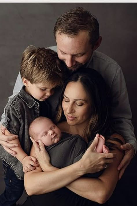 Newborn Family Pictures, Newborn Sibling, Cute Family Photos, Foto Newborn, Family Photoshoot Poses, Newborn Photography Boy, Newborn Family Photography, Sibling Poses, Baby Pictures Newborn