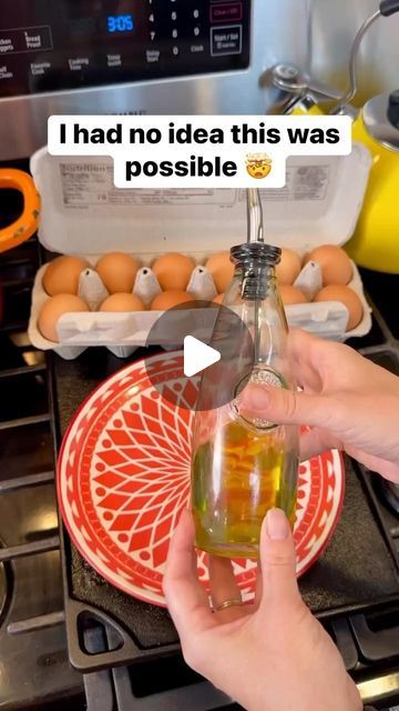 Egg In The Microwave, Eggs In The Microwave, Fry An Egg, Microwave Hacks, Cook Eggs, Breakfast Recipies, Microwave Eggs, Easy Diy Hacks, Eggs Breakfast