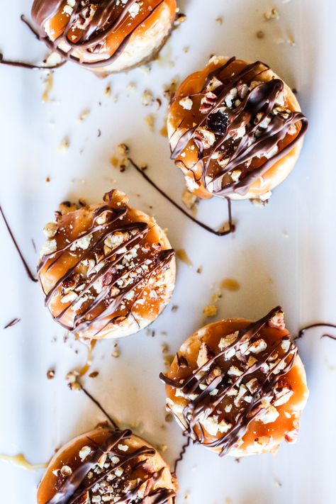 Mini Turtle Cheesecakes {Gluten Free Option} - See Brooke Cook Turtle Dessert, Turtle Cheesecake Recipes, Lemon And Coconut Cake, Mini Turtle, Cake Gluten Free, Turtle Cheesecake, Oreo Milkshake, Salted Caramel Cheesecake, Gluten Free Cheesecake