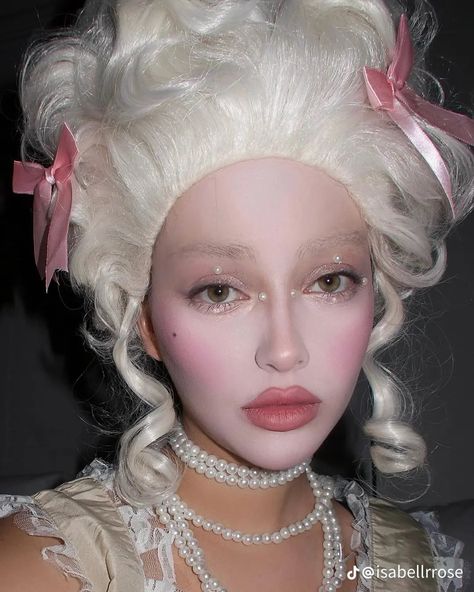 Effie Trinket Aesthetic, Trinket Aesthetic, Effie Trinket Costume, Marie Antoinette Makeup, Marie Antoinette Costume Halloween, Marie Antoinette Aesthetic, Smoky Eyeliner, Marie Antoinette Party, Marie Antoinette Costume