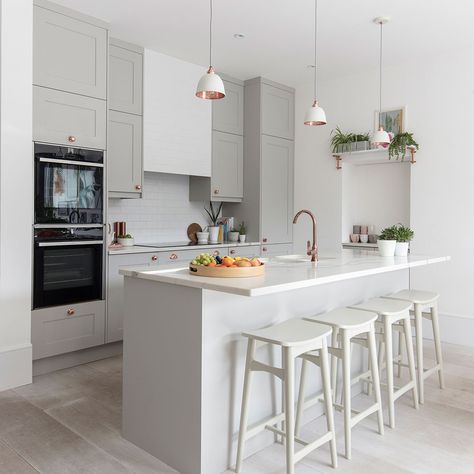 Be inspired by this fresh Scandi luxe Edwardian semi in North East London Scandi Kitchen Ideas, Kitchen Appliances Layout, White Kitchen Units, Grey Kitchen Tiles, Grey Shaker Kitchen, Light Grey Kitchen Cabinets, Best Flooring For Kitchen, Scandi Kitchen, Light Grey Kitchens