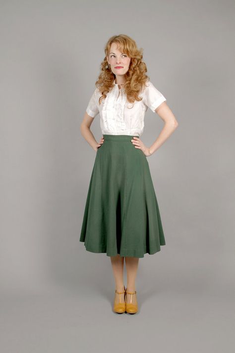 1940s WW11 green gabardine wool skirt / 40s gabardine wool skirt 40s Mode, 1940s Outfits, 1940's Fashion, 40s Fashion, Yellow Shoes, Vestidos Vintage, Wool Skirt, 1940s Fashion, Mode Inspo