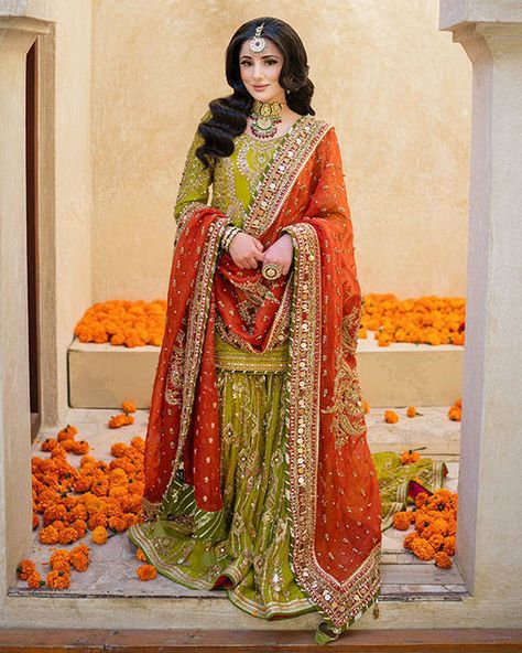 Mehendi Outfits For Bride, Mehndi Dress For Bride, Mehandi Dress, Pakistani Mehndi Dress, Mohsin Naveed Ranjha, Casual Bridal Dress, Haldi Dress, Mehndi Outfit, Mehndi Dress